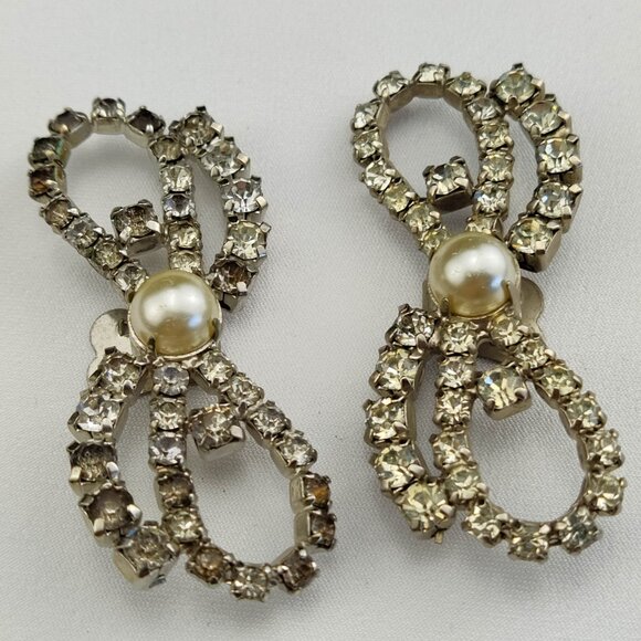 1940's Clear Rhinestone Bow Tie Shoe Clips with a Pearl Bead Center - Picture 4 of 6